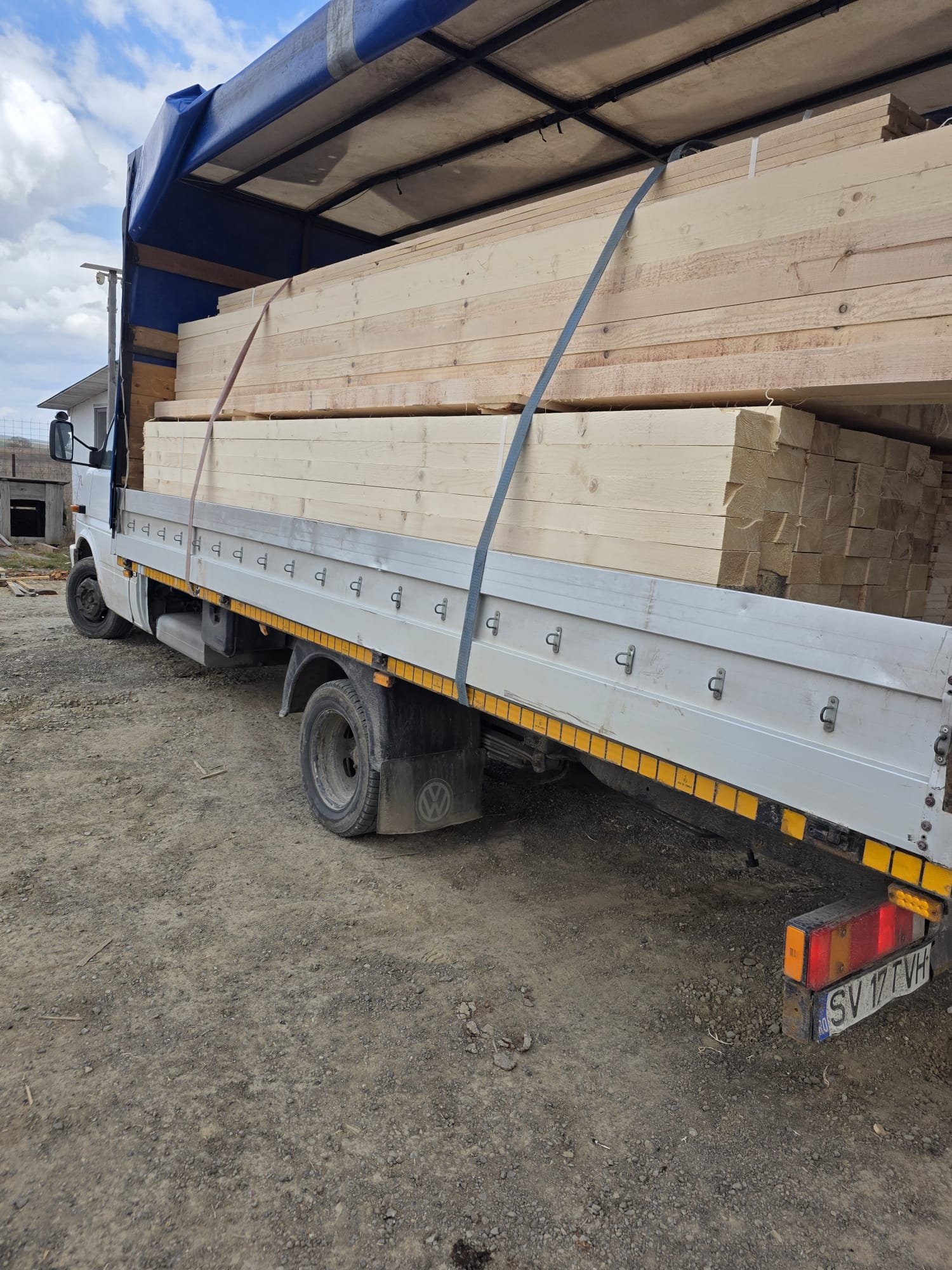 Camion încărcat cu grinzi și cherestea, pregătit de livrare din Suceava